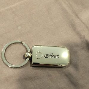 Silver Aunt keychain with heart design